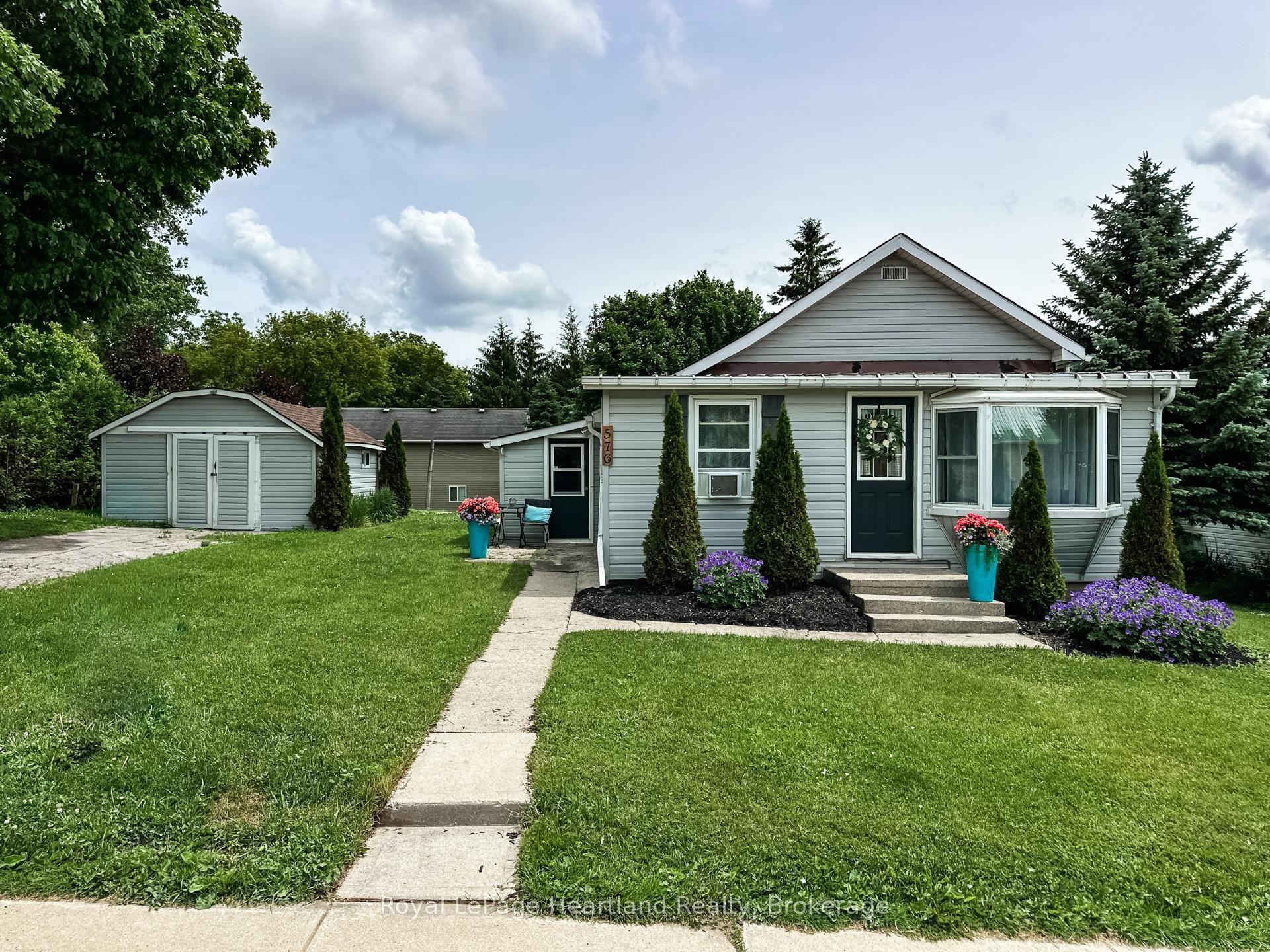 576 Queen Street — photo 1