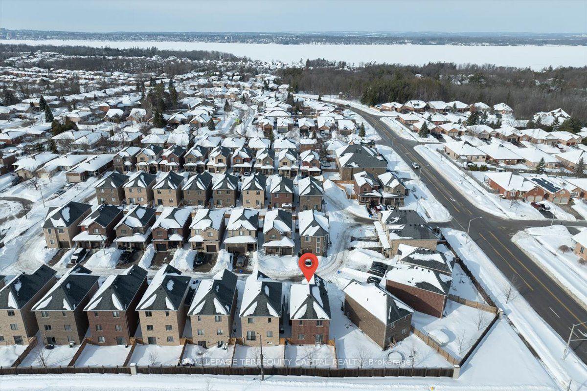 11 Bedford Estates Crescent — photo 1