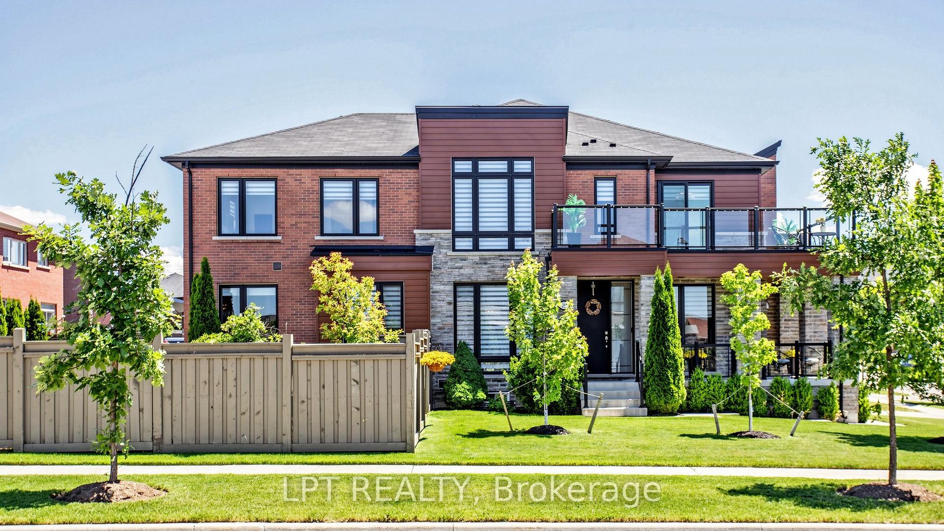 241 Holladay Drive, Aurora — Townhouse for sale, photo 1