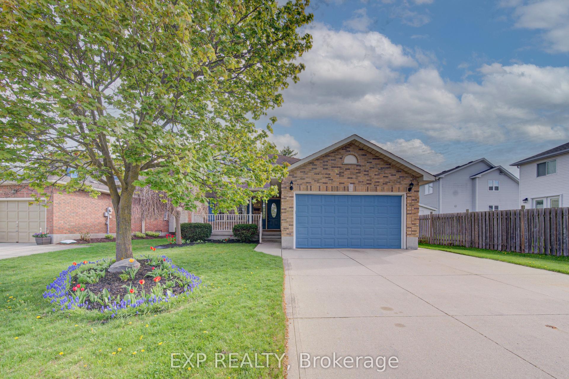 225 Dartmoor Crescent — photo 1