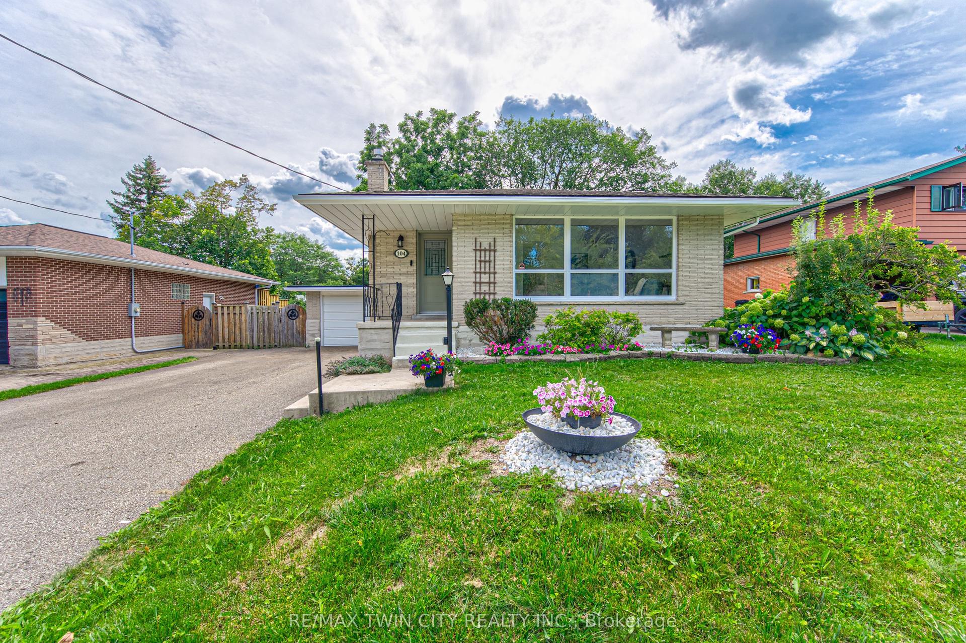 104 Springbank Crescent, Waterloo — Detached for sale, photo 1