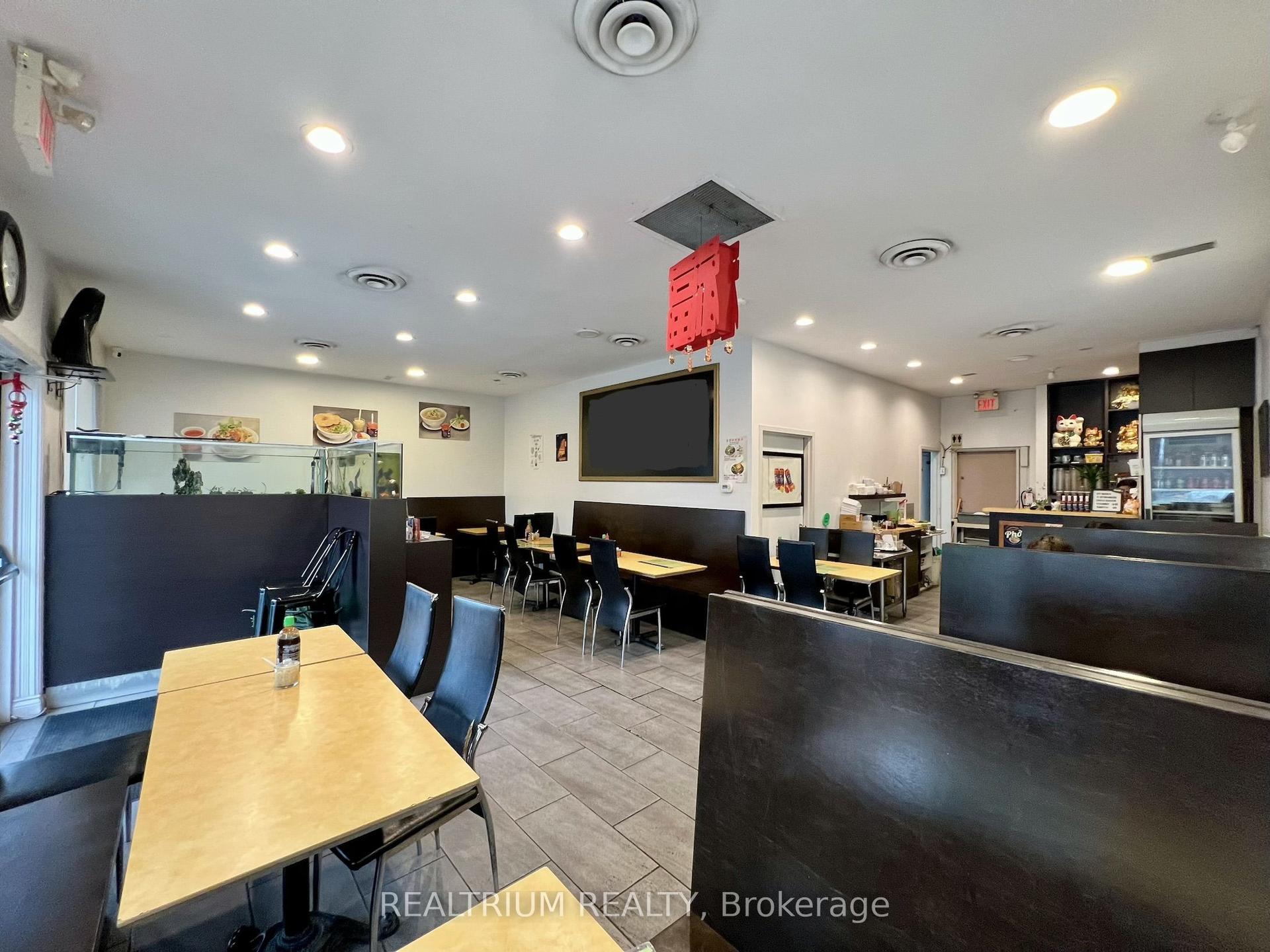 58 Redlea Avenue — photo 1