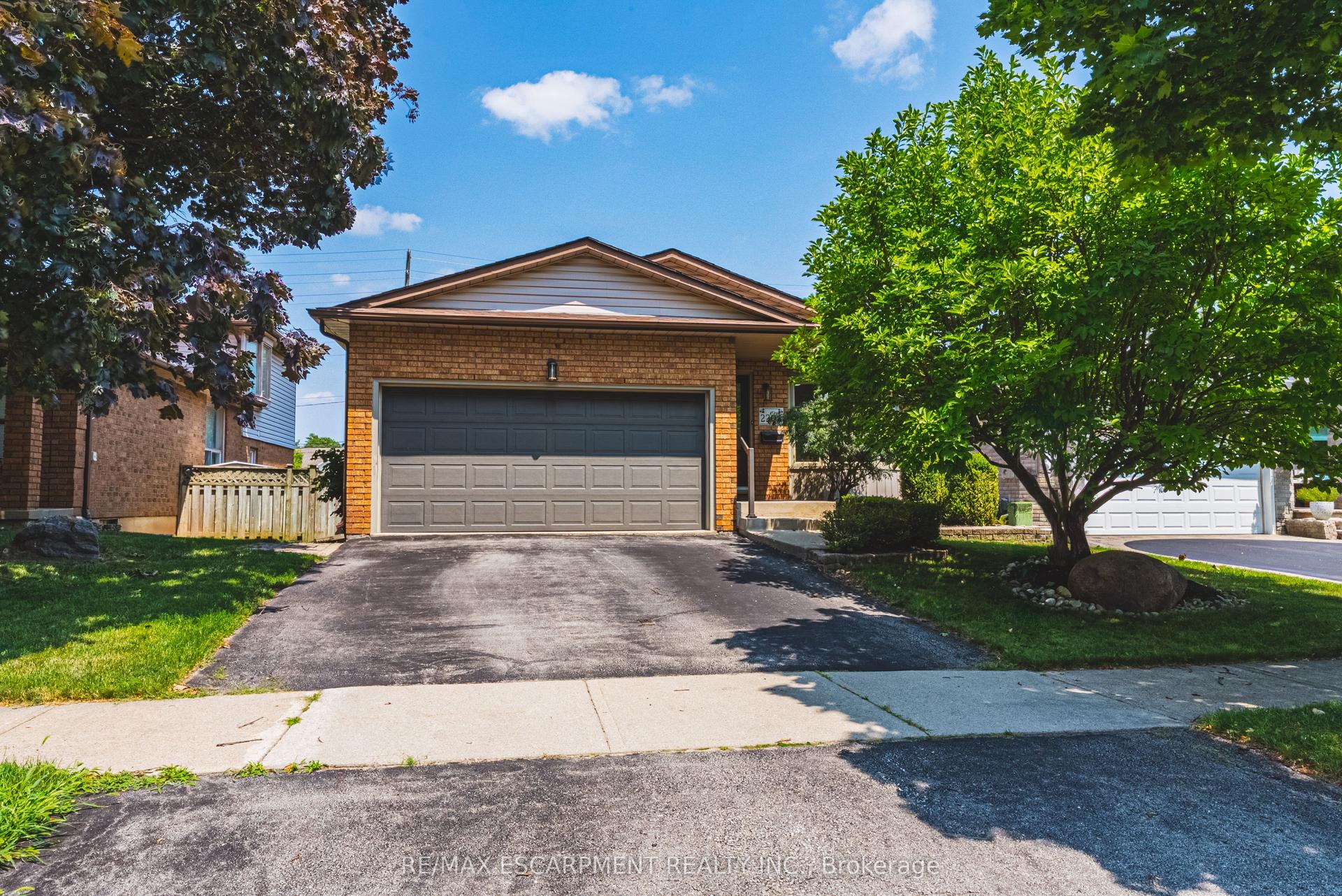 2206 Donald Road, Burlington — Detached for sale, photo 1