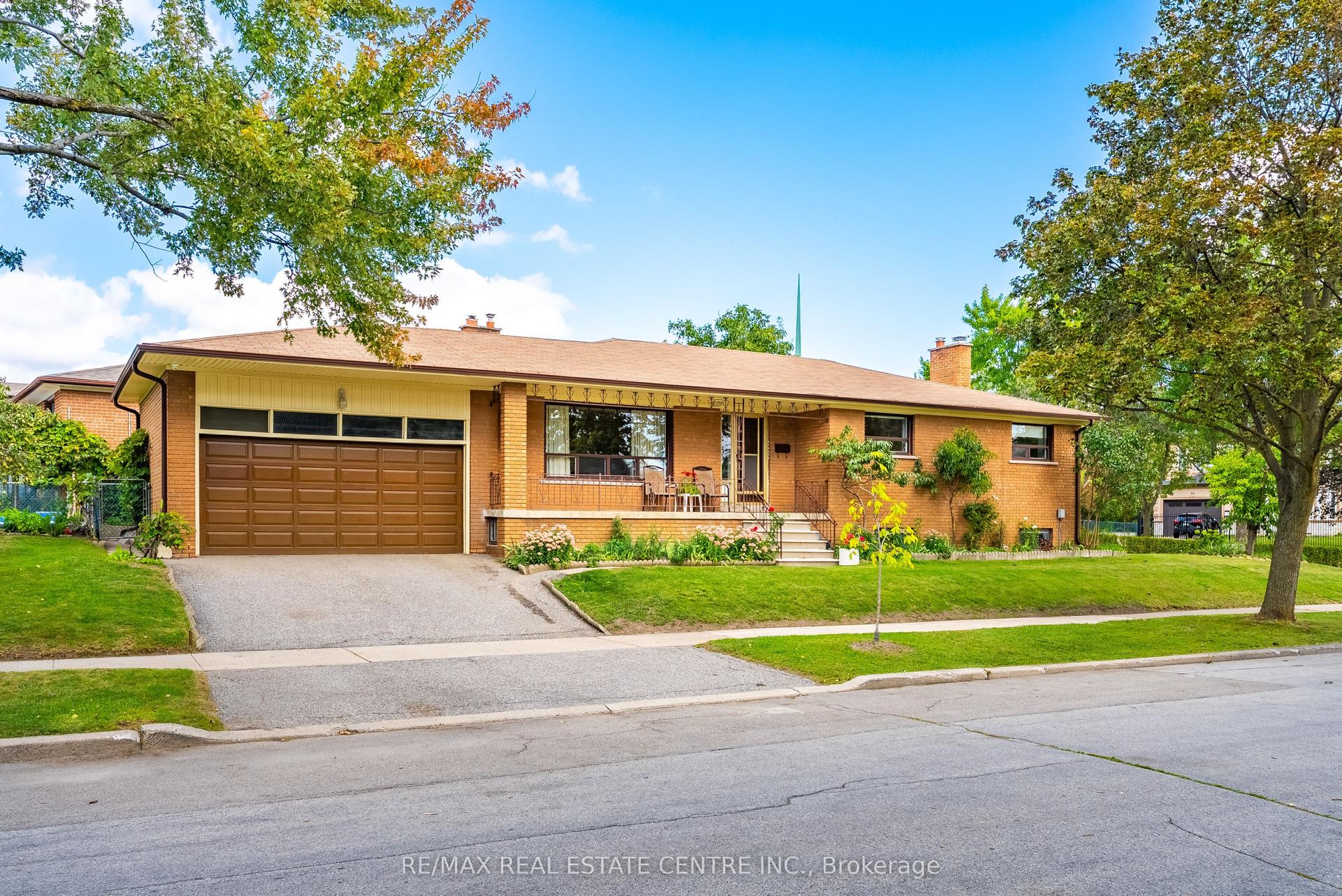 4 Dunreo Drive, Toronto — Detached for sale, photo 1