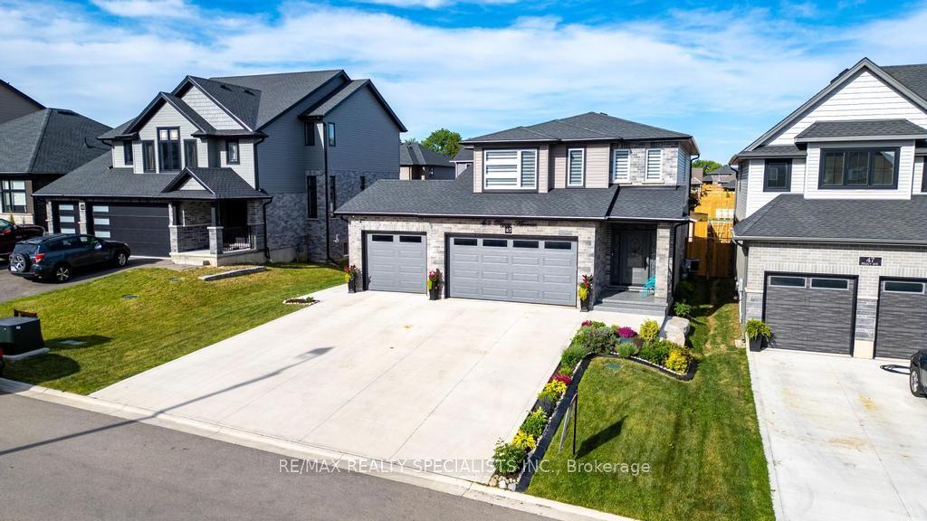 45 Peggy Avenue — photo 1