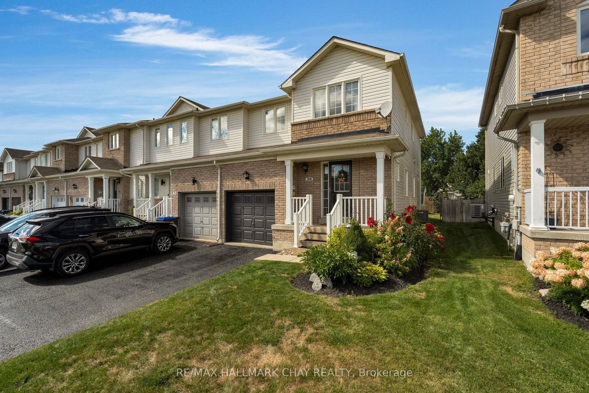 38 Admiral Crescent, Essa — Townhouse for sale, photo 1