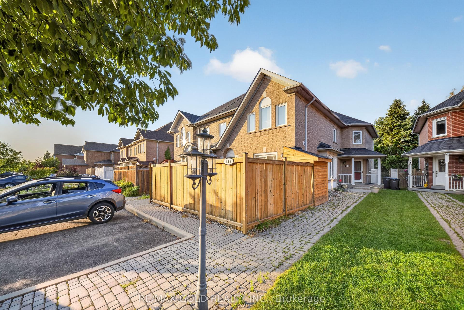 142 Pressed Brick Drive, Brampton — Townhouse for sale, photo 1