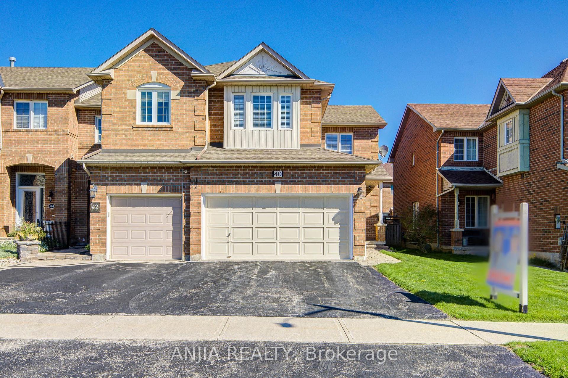 40 Nottingham Drive — photo 1