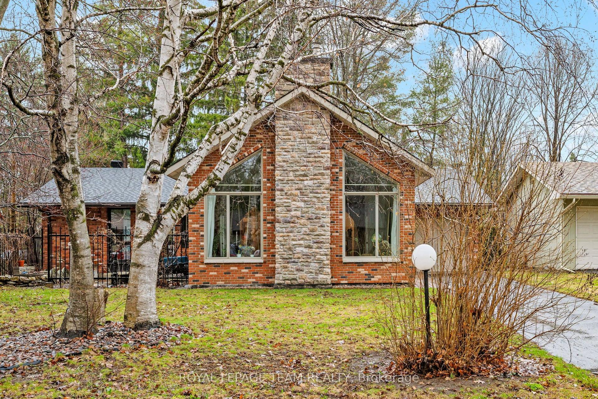 33 Rutherford Crescent — photo 1