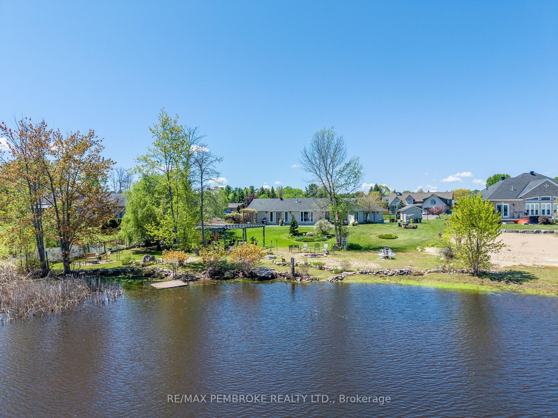 11 FAIRWAY Drive — photo 1
