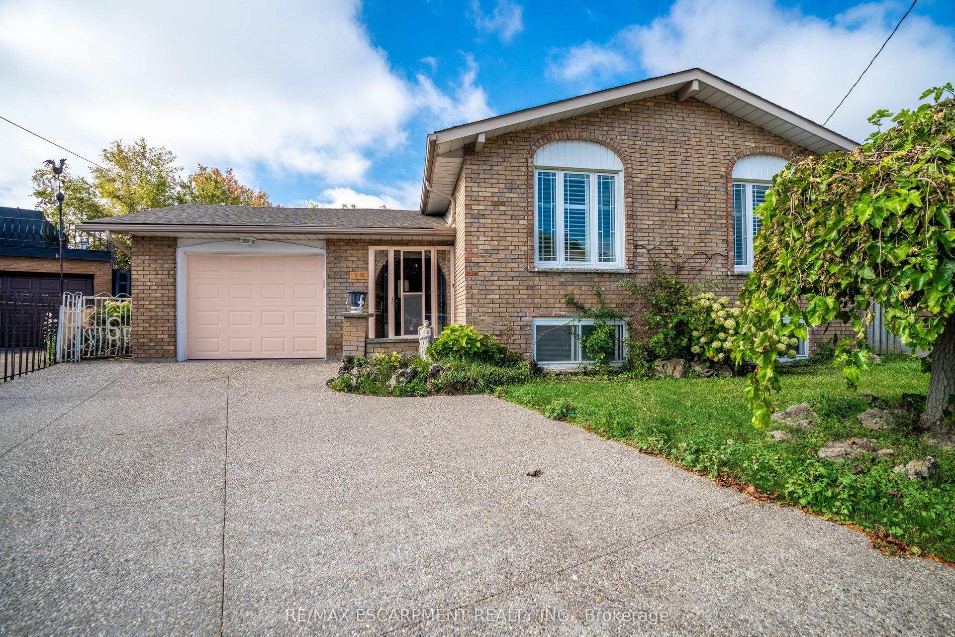18 Villa Court, Hamilton — Detached for sale, photo 1