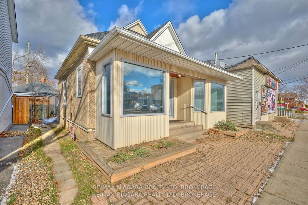 105A Welland Avenue — photo 1