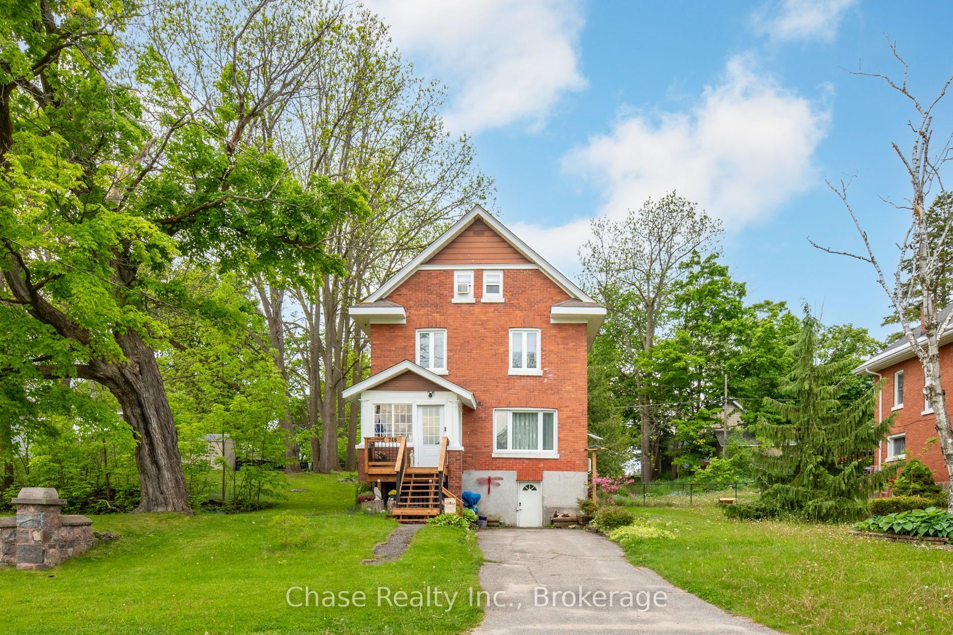 746 Sixth Avenue — photo 1