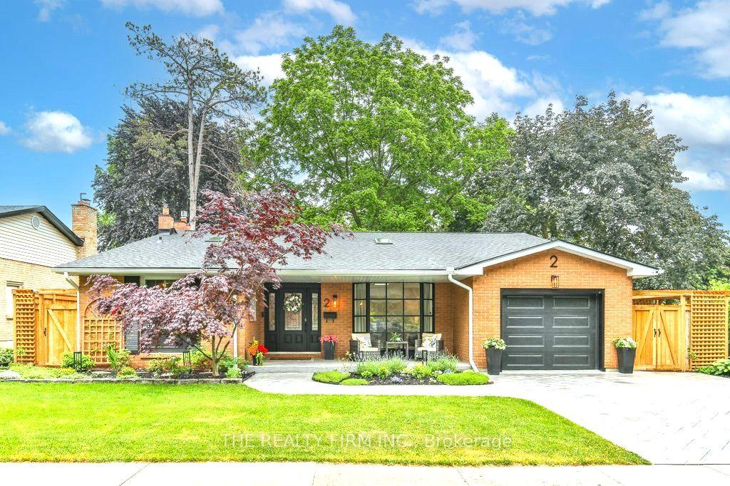 2 OAKWOOD Drive — photo 1