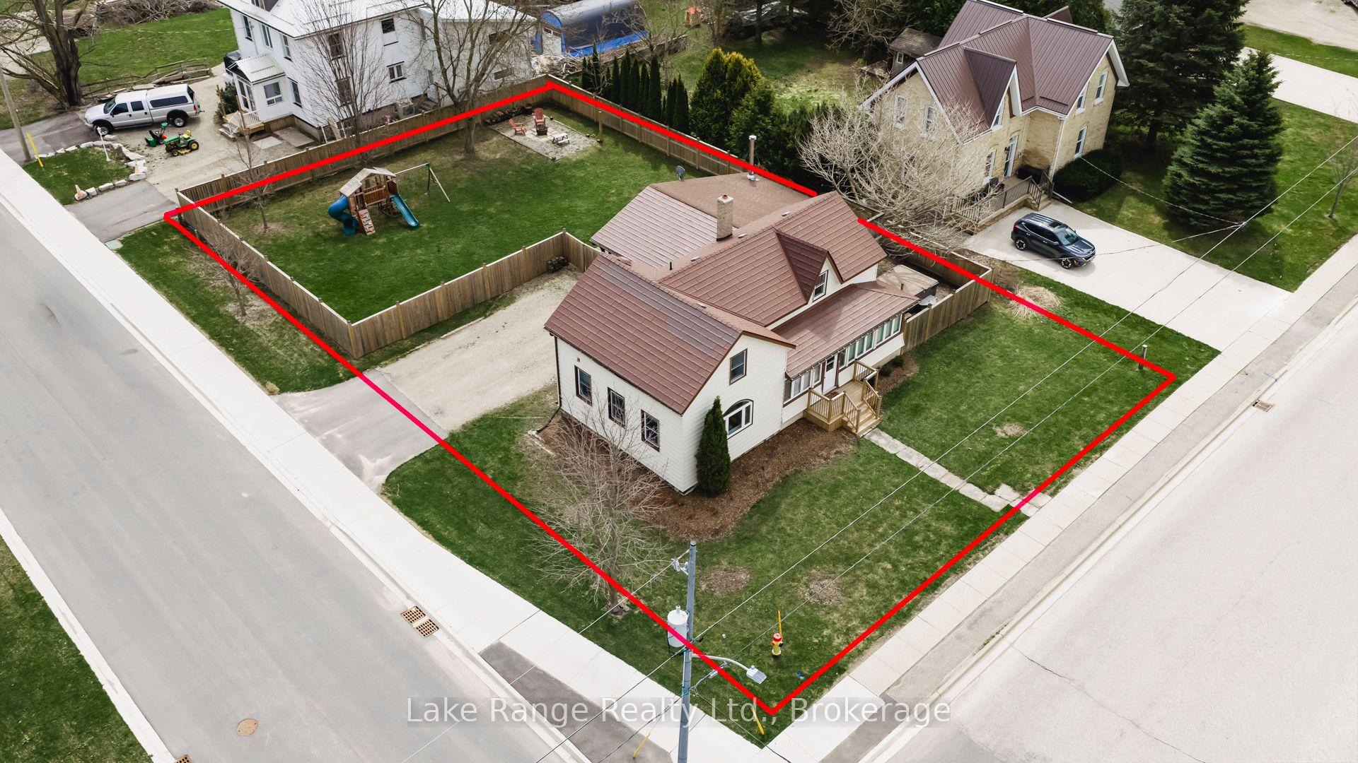 537 Inglis Street — photo 1