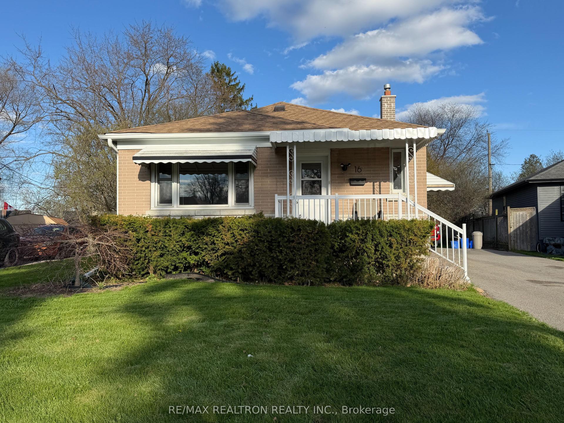 16 Forest Road — photo 1