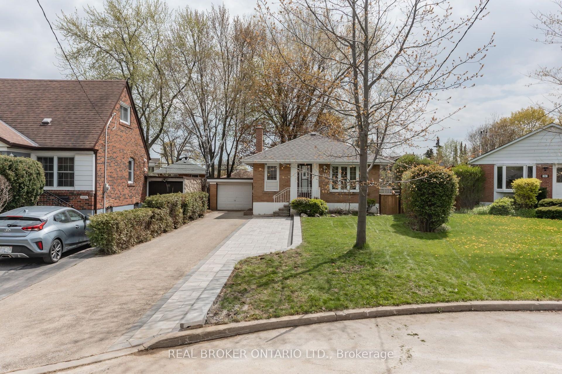 32 Christina Crescent — photo 1
