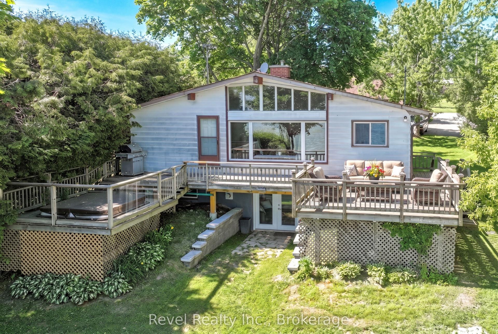 18 Lakeview Boulevard — photo 1