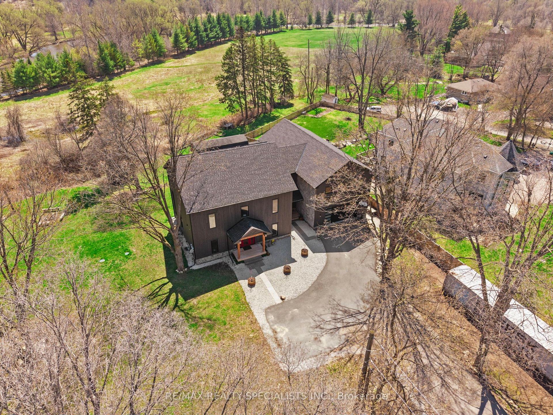 2977 Bovaird Drive W — photo 1