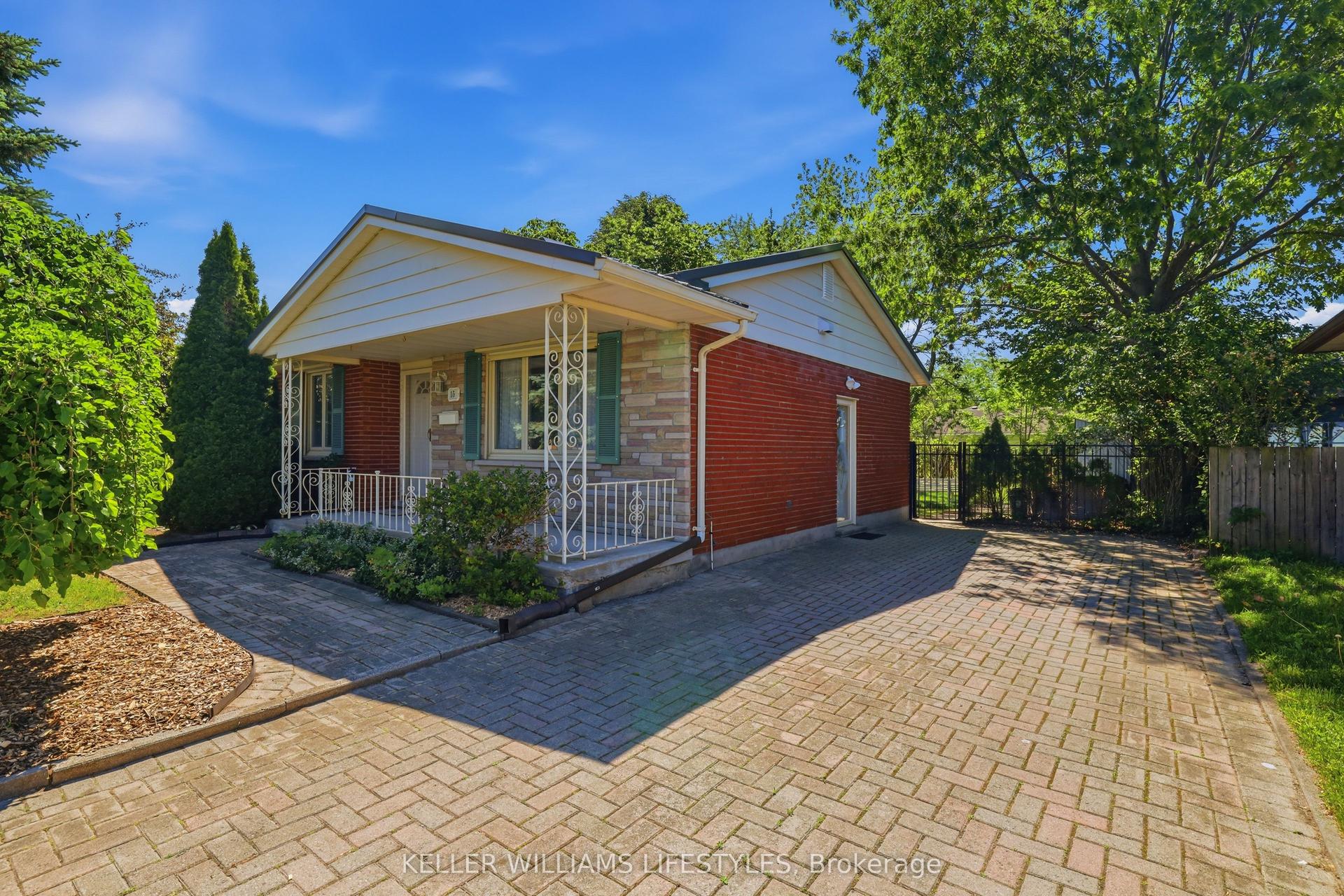 15 Hawkesbury Avenue, London East — Detached for sale, photo 1