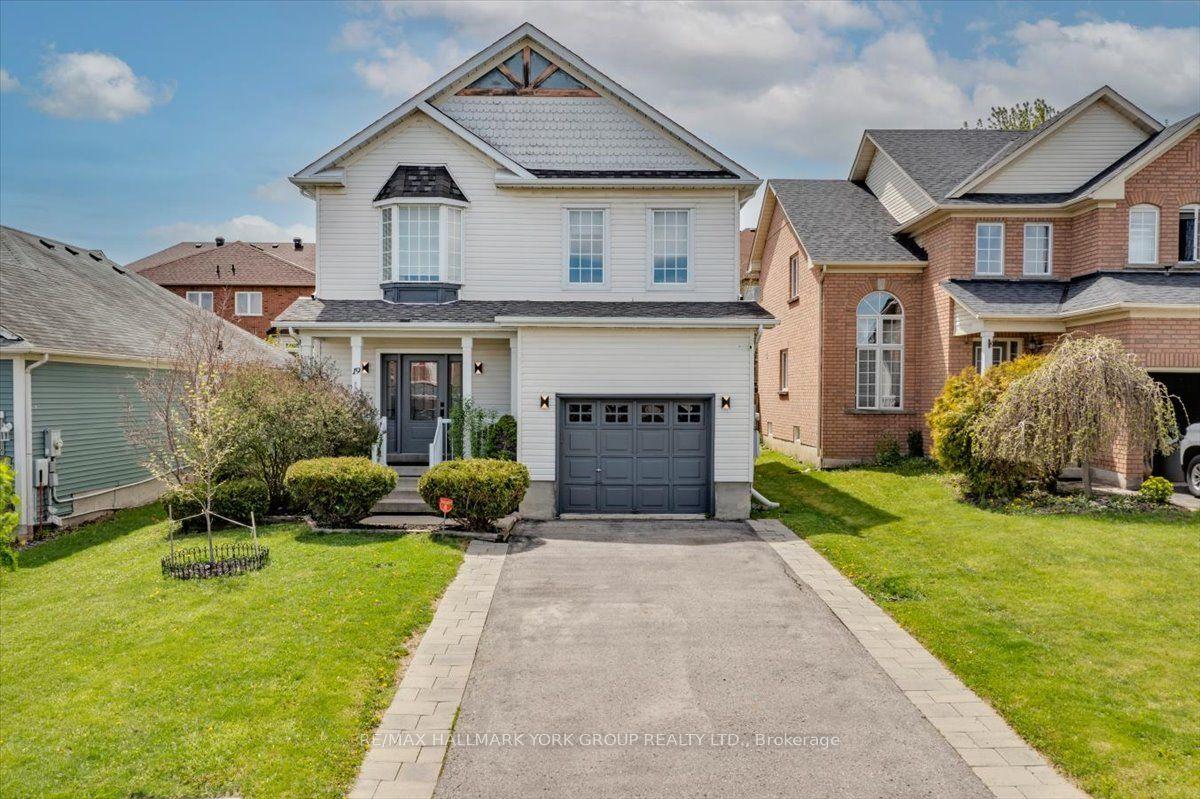 19 Silverstone Crescent — photo 1