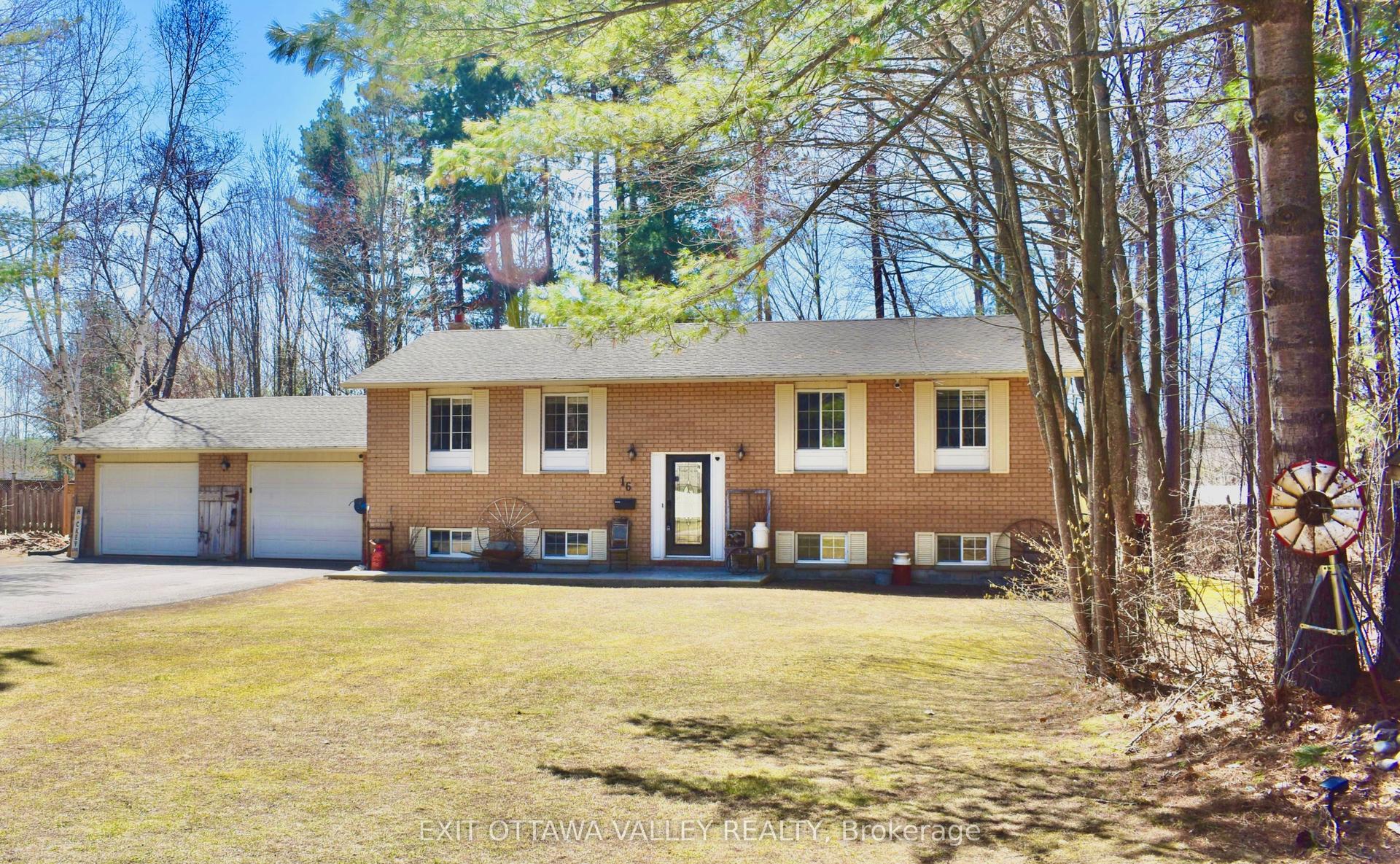 16 Heritage Drive, Petawawa — Detached for sale, photo 1