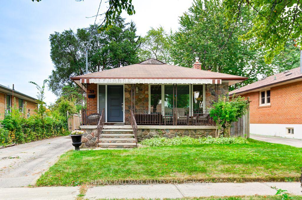 39 Calumet Crescent, Toronto — Detached for sale, photo 1