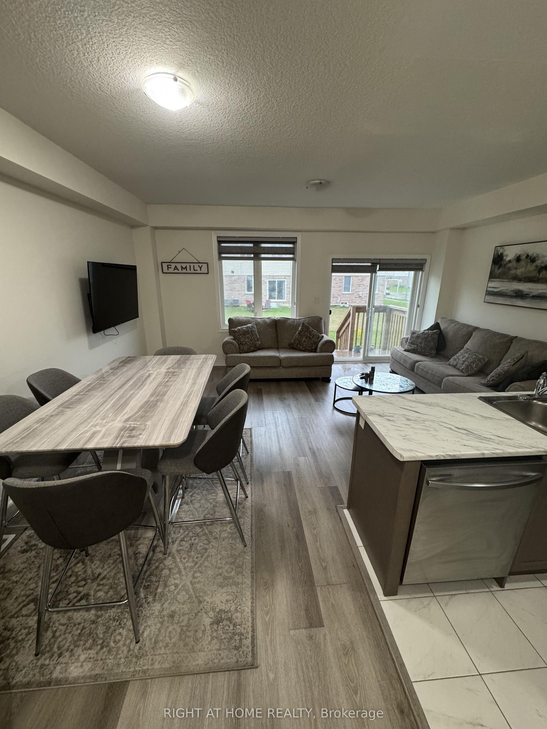 76 Pinot Crescent — photo 1