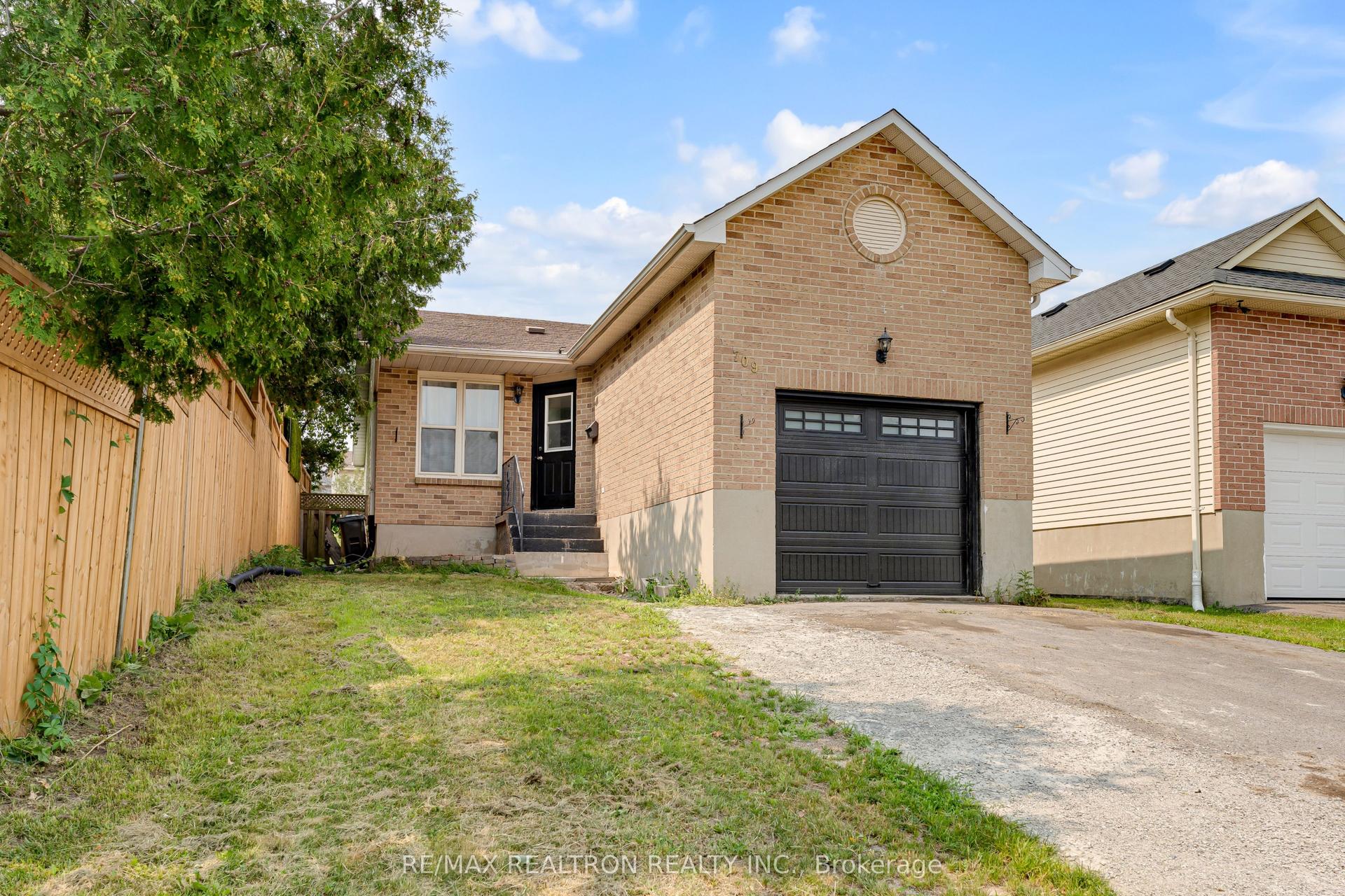 709 Ridley Drive, Kingston — Detached for sale, photo 1