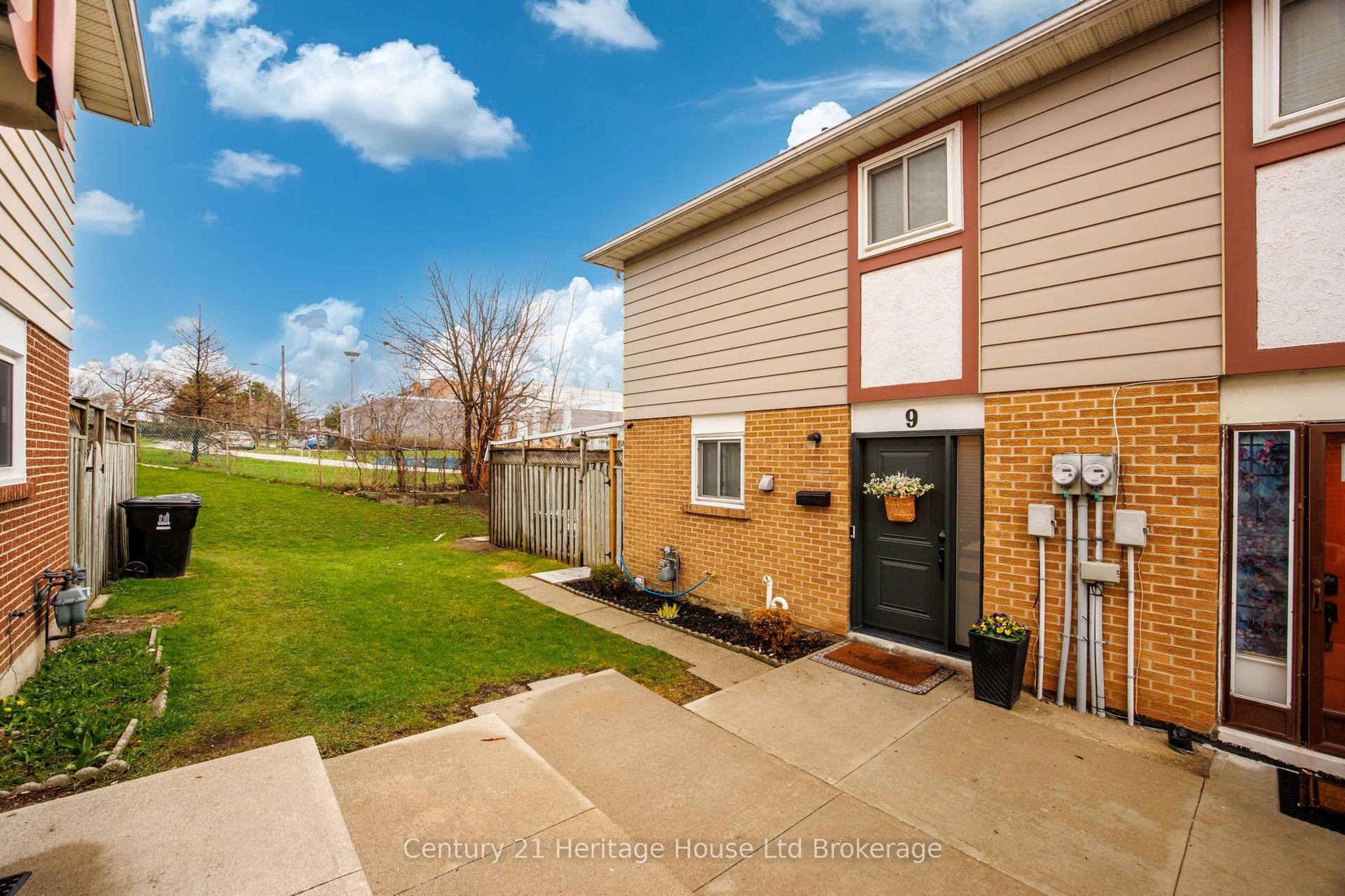 9 San Vito Way, Toronto — Condo Town for sale, photo 1