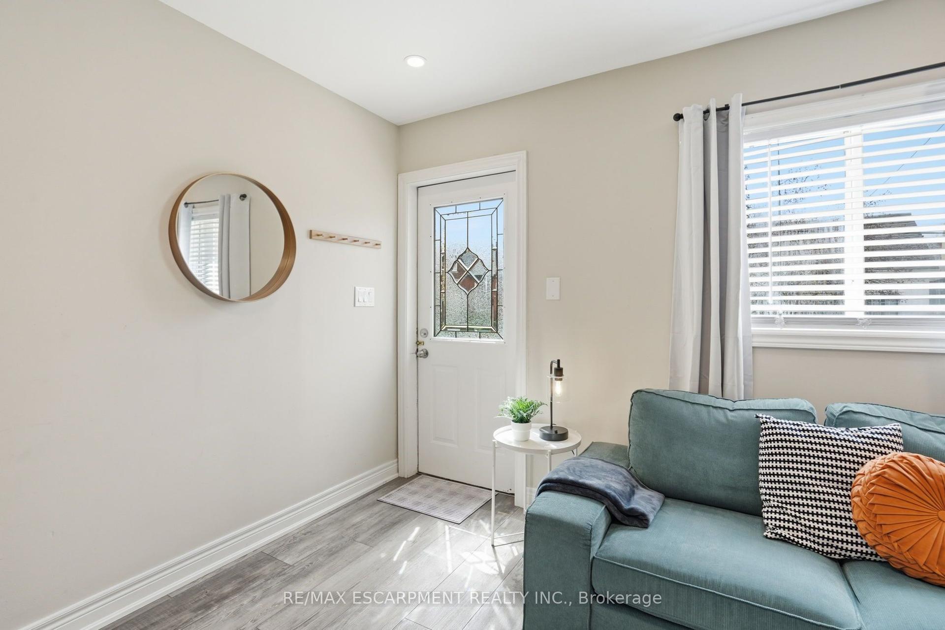 390 Hunter Street W — photo 1