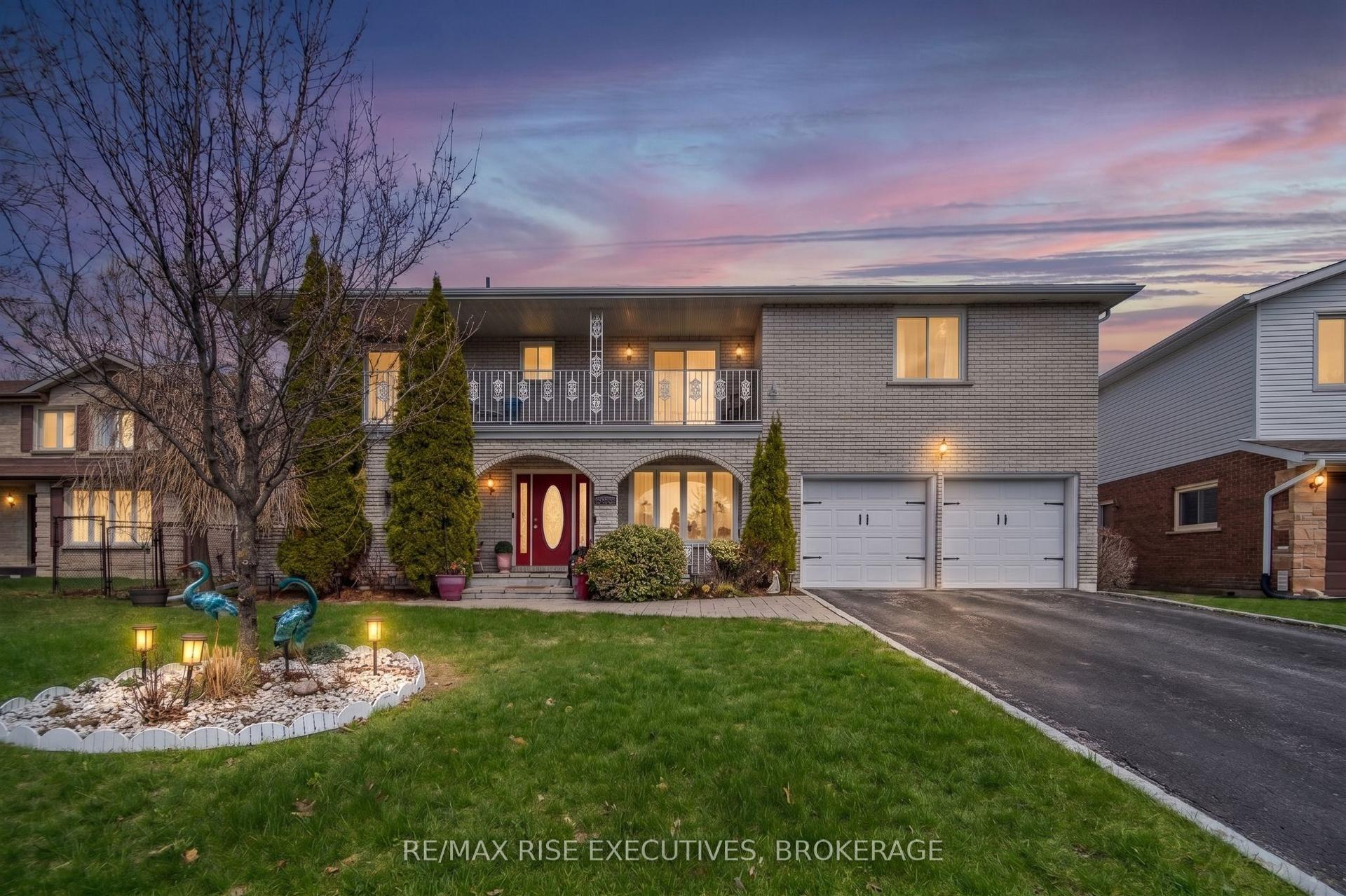 526 Canterbury Crescent — photo 1