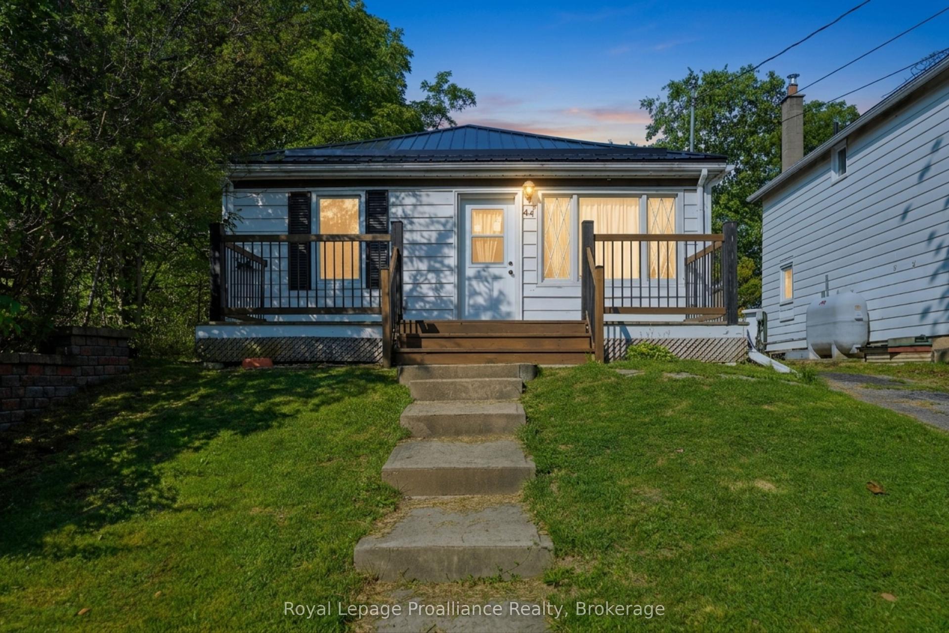 44 Geddes Street, Belleville — Detached for sale, photo 1