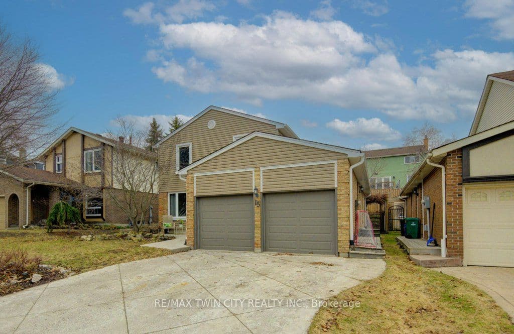 15 Deerwood Crescent — photo 1