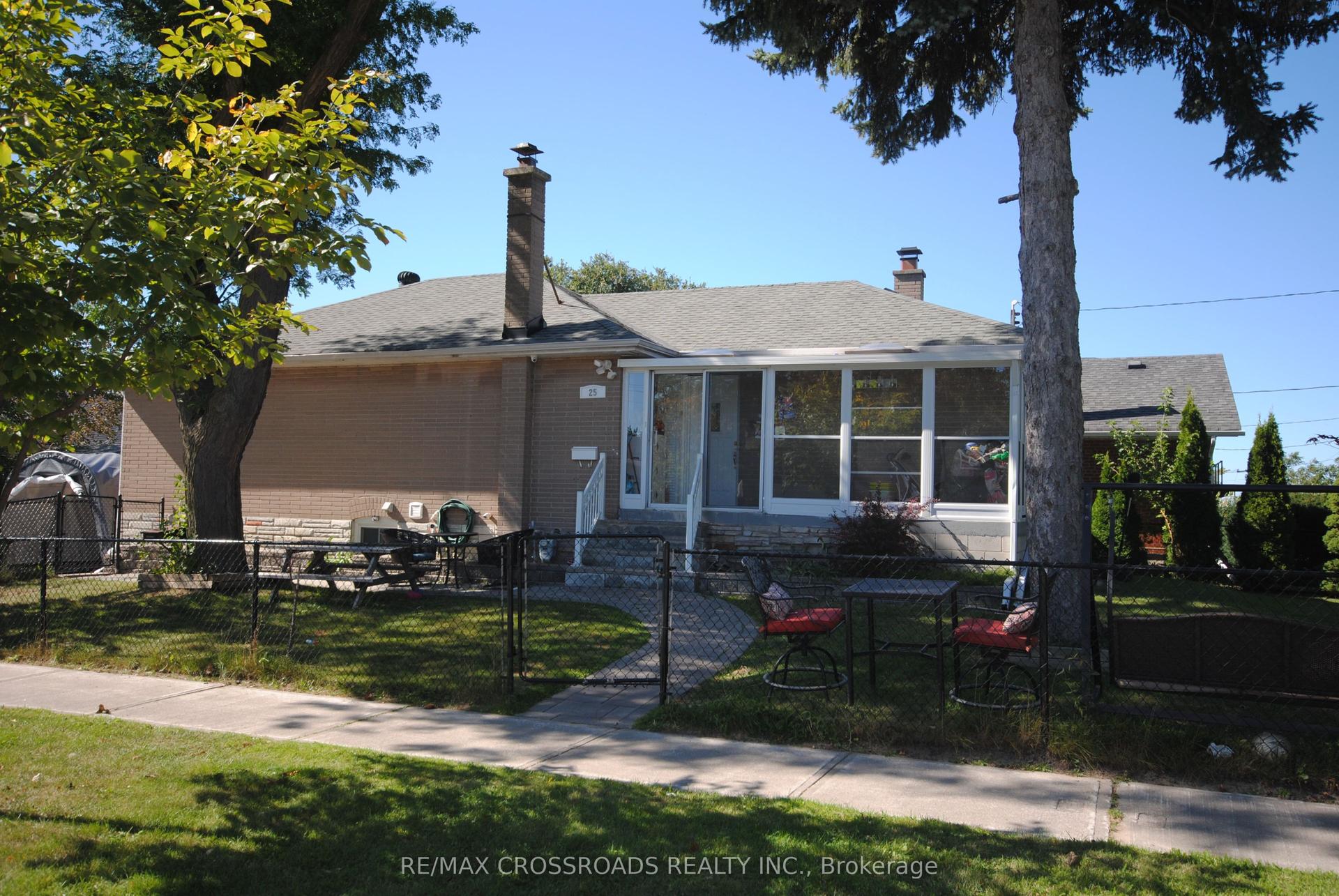 25 Arbutus Crescent, Toronto — Detached for sale, photo 1