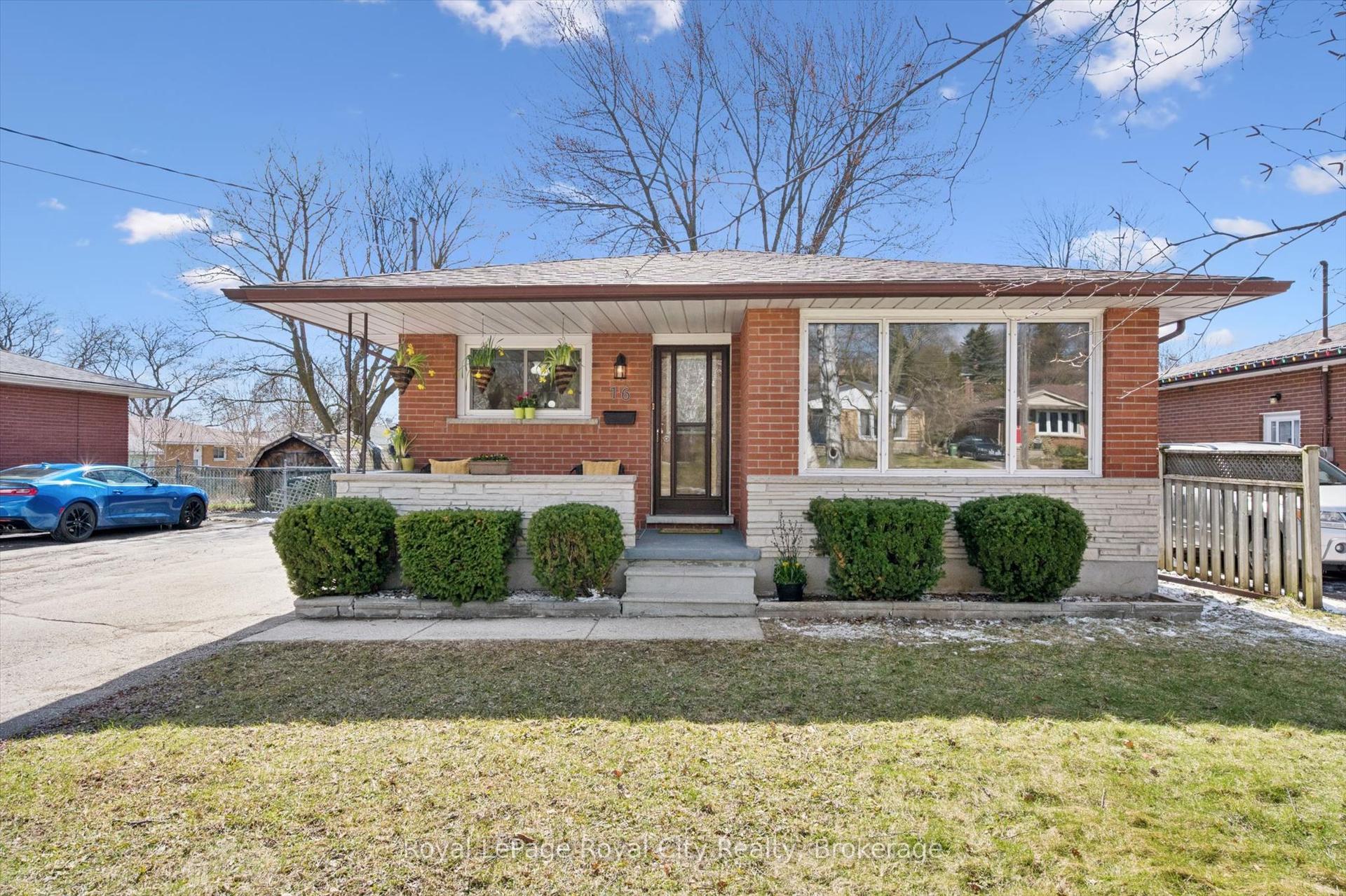 16 Kenwood Crescent — photo 1