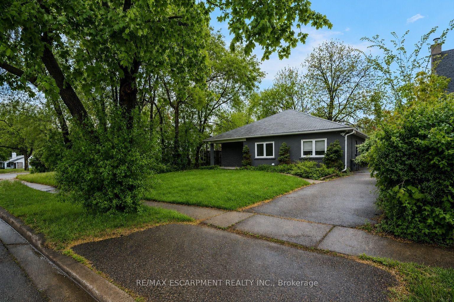 16 Woodward Avenue, Brampton — Detached for sale, photo 1