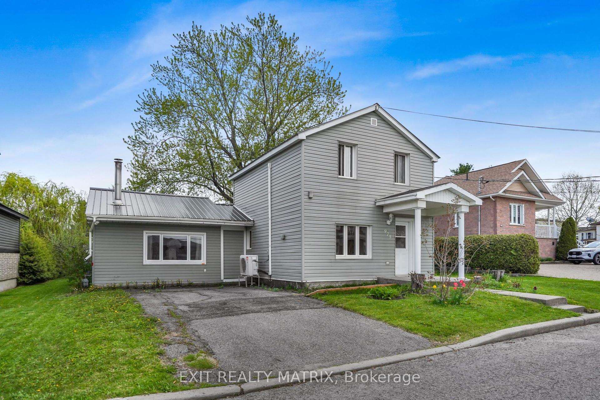 975 Queen Street — photo 1