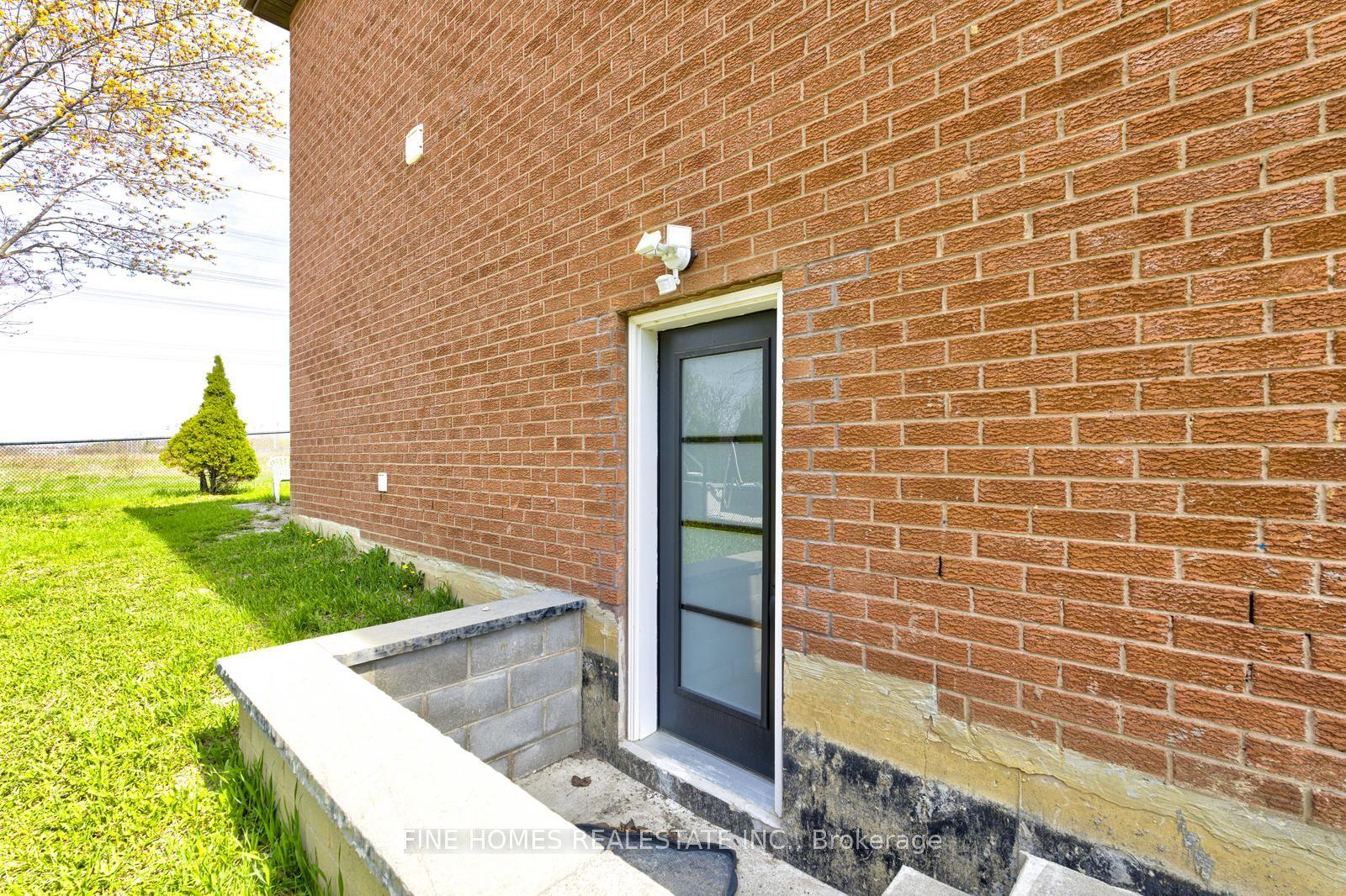 26 Rockwood Crescent Lower #Lower — photo 1
