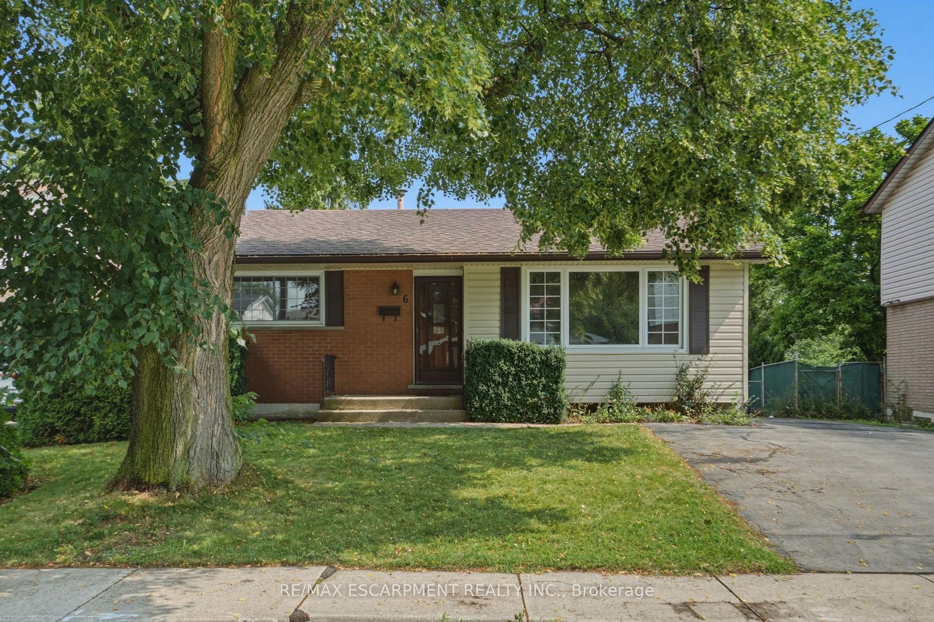 6 Caprice Court, Hamilton — Detached for sale, photo 1