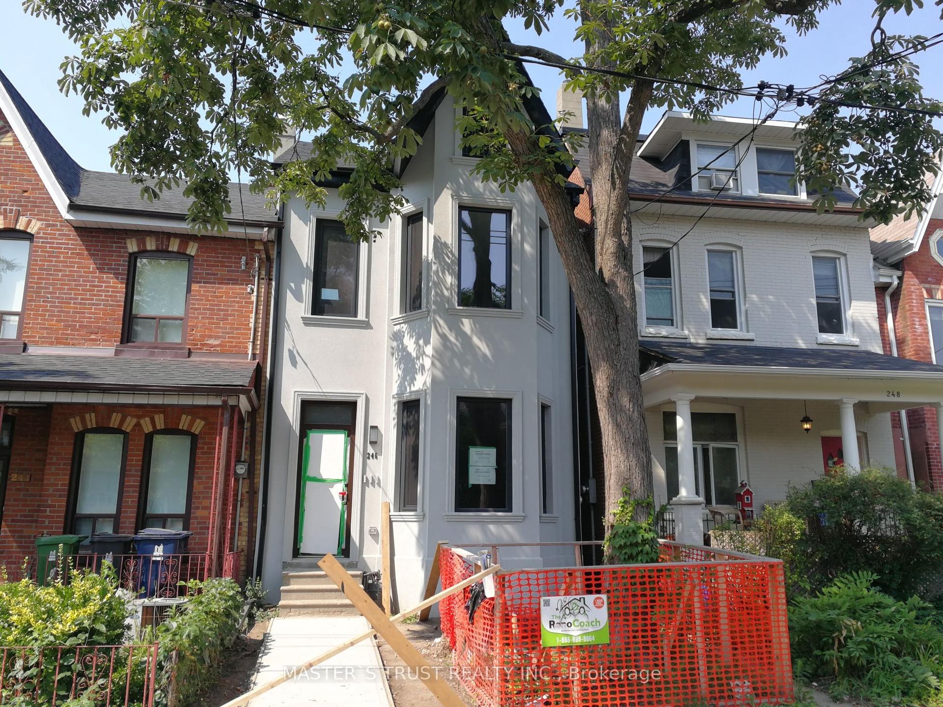 246 Lippincott Street Lowunit #Lowunit, Toronto — Detached for lease, photo 1
