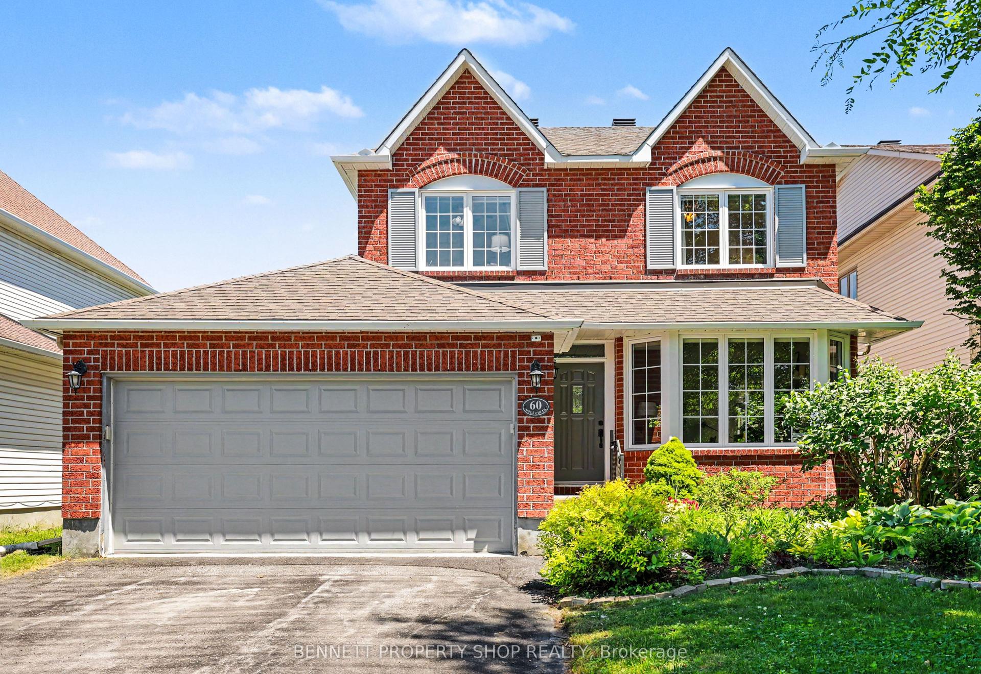 60 Apple Creek Crescent — photo 1