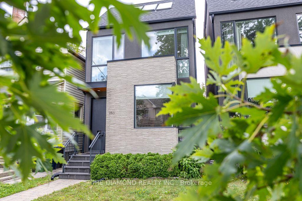 250 Woburn Avenue, Toronto — Detached for lease, photo 1