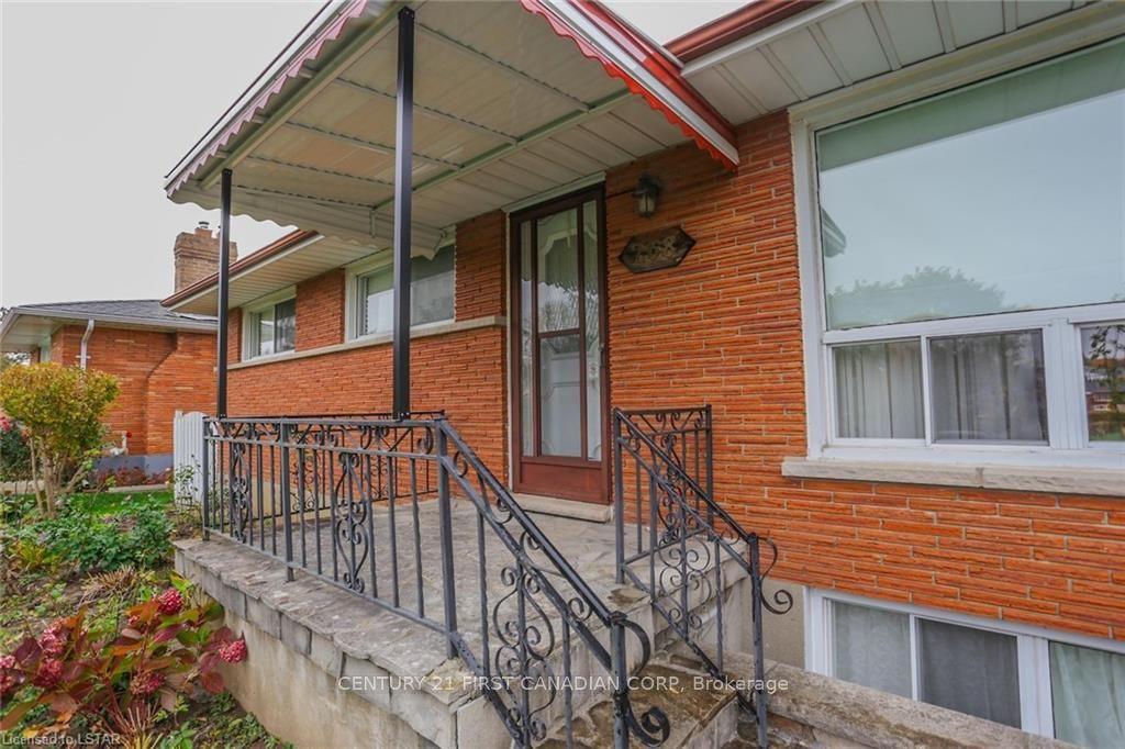 268 BURLINGTON Crescent — photo 1