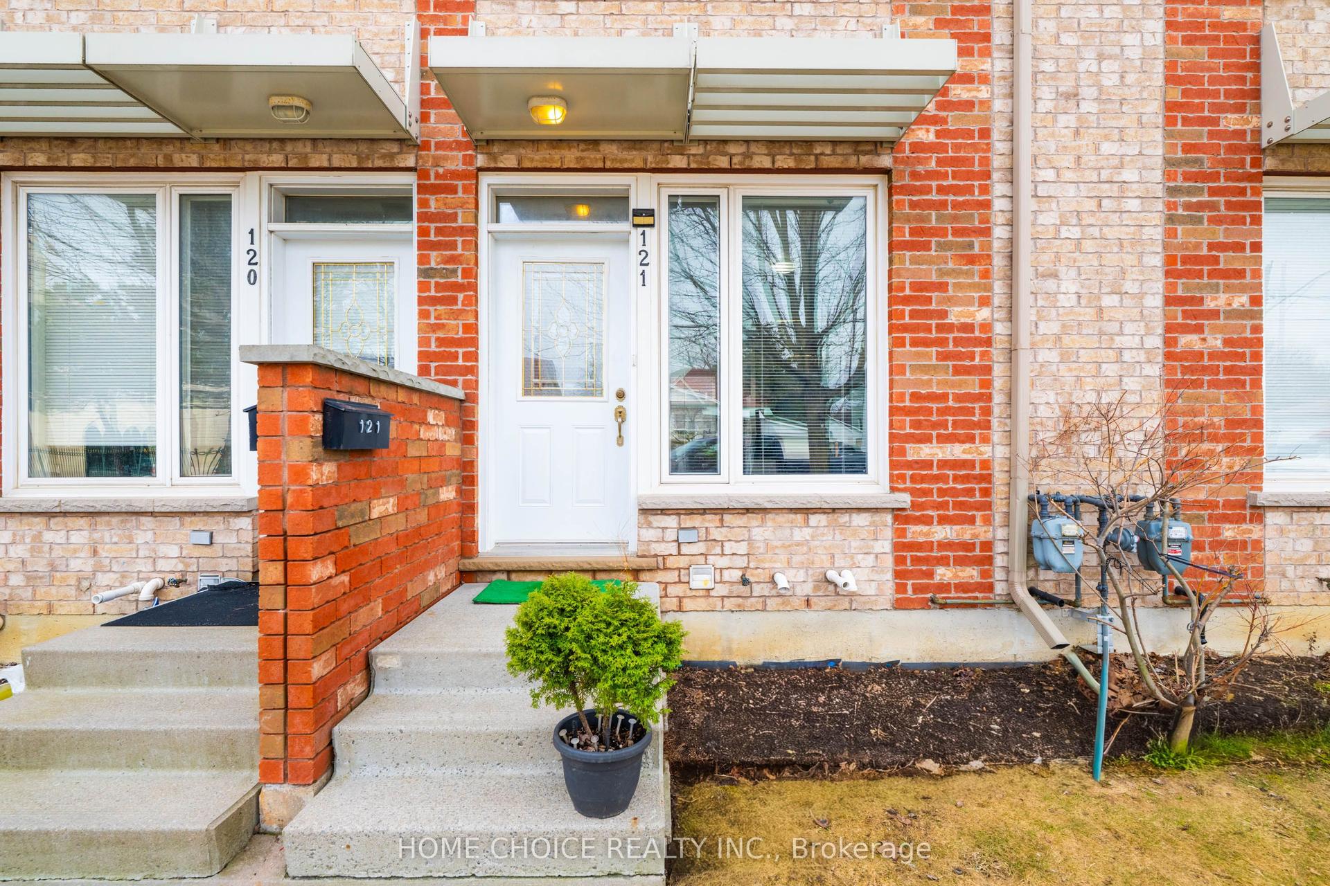 10 Fairwood Crescent 121 #121 — photo 1