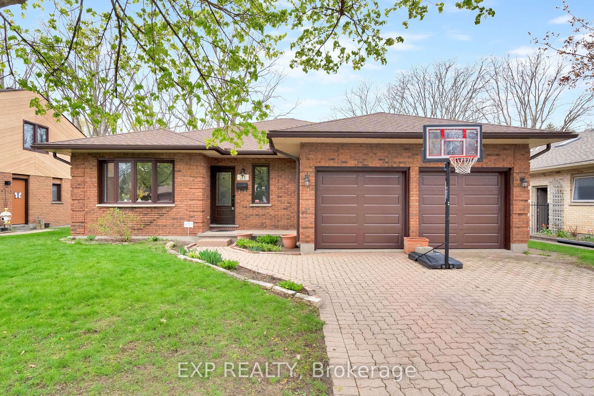 31 Moffat Crescent — photo 1