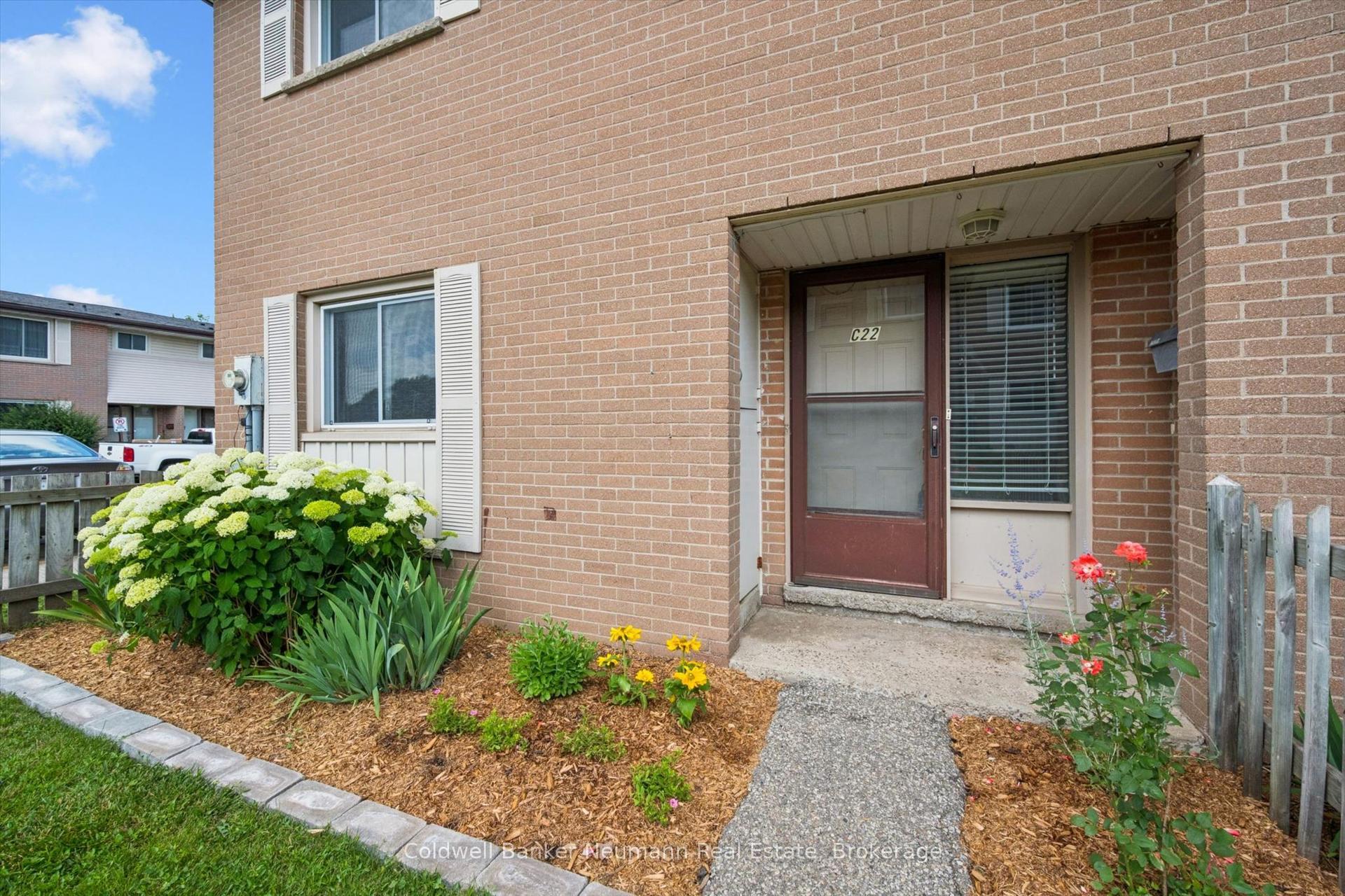 427 Victoria Road N C-22 #C-22, Guelph — Condo Town for sale, photo 1