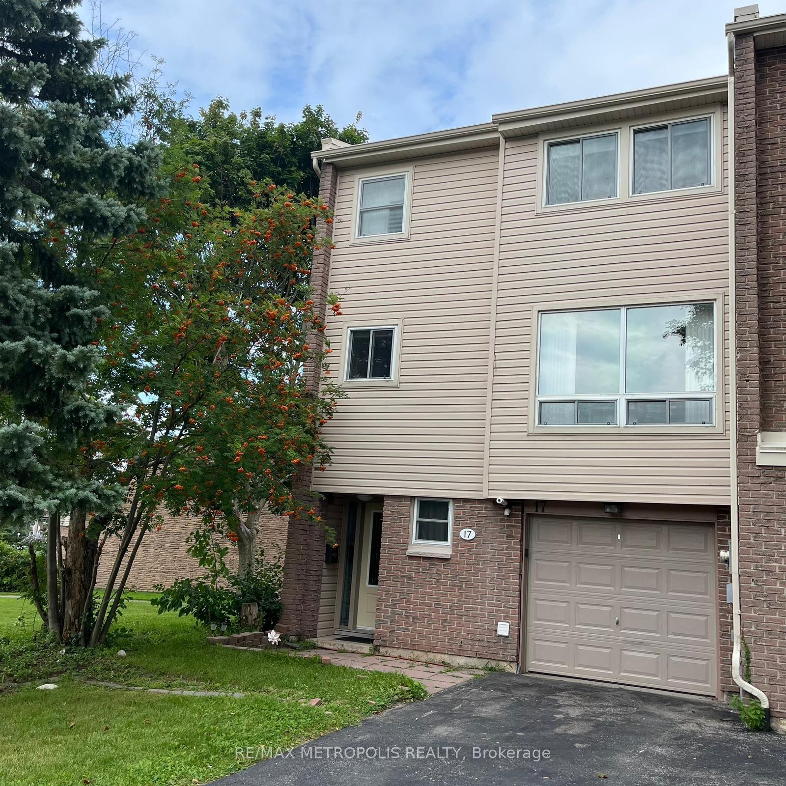 17 Clover Ridge Drive W 1 #1 — photo 1