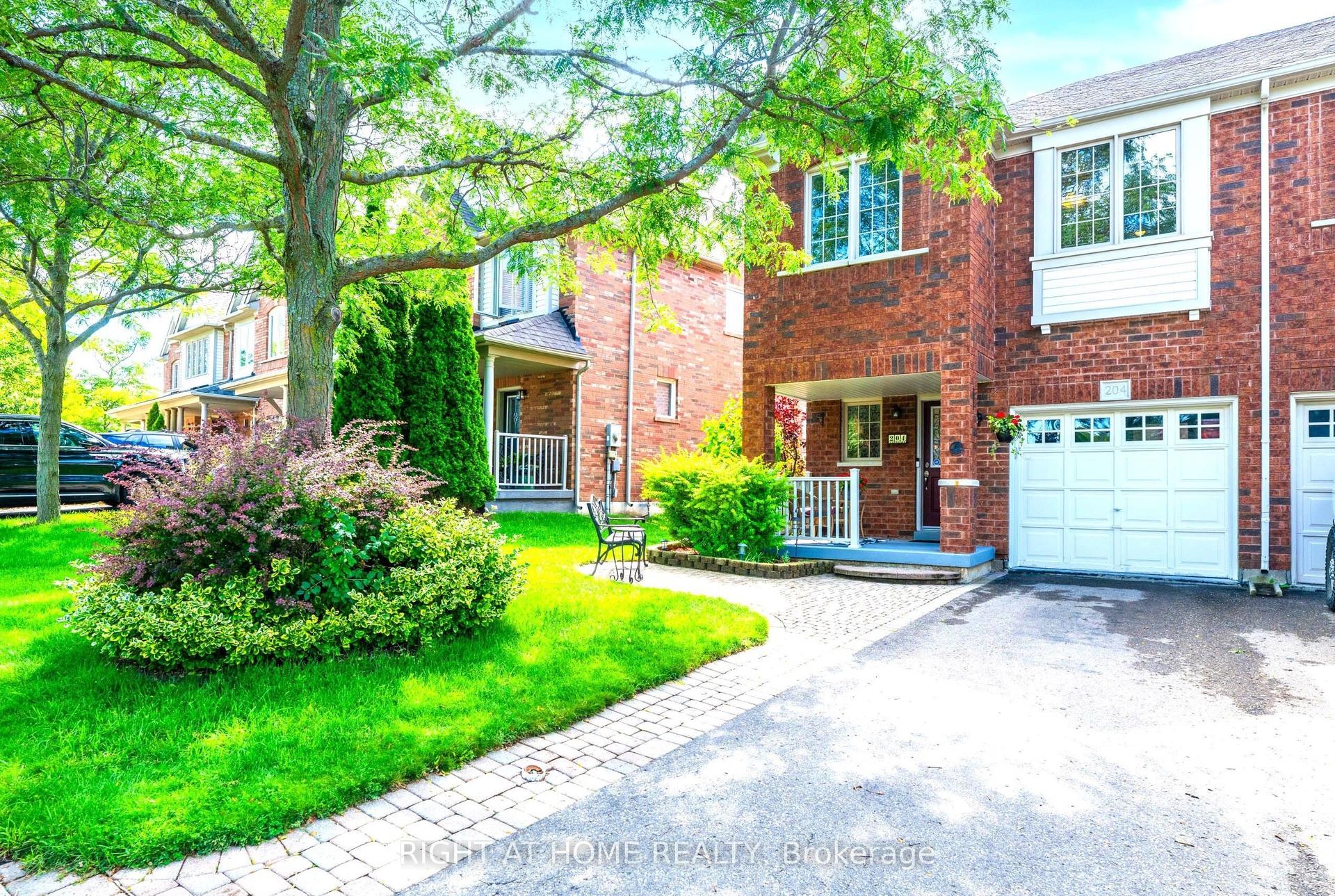 204 Burgess Crescent, Newmarket — Townhouse for sale, photo 1