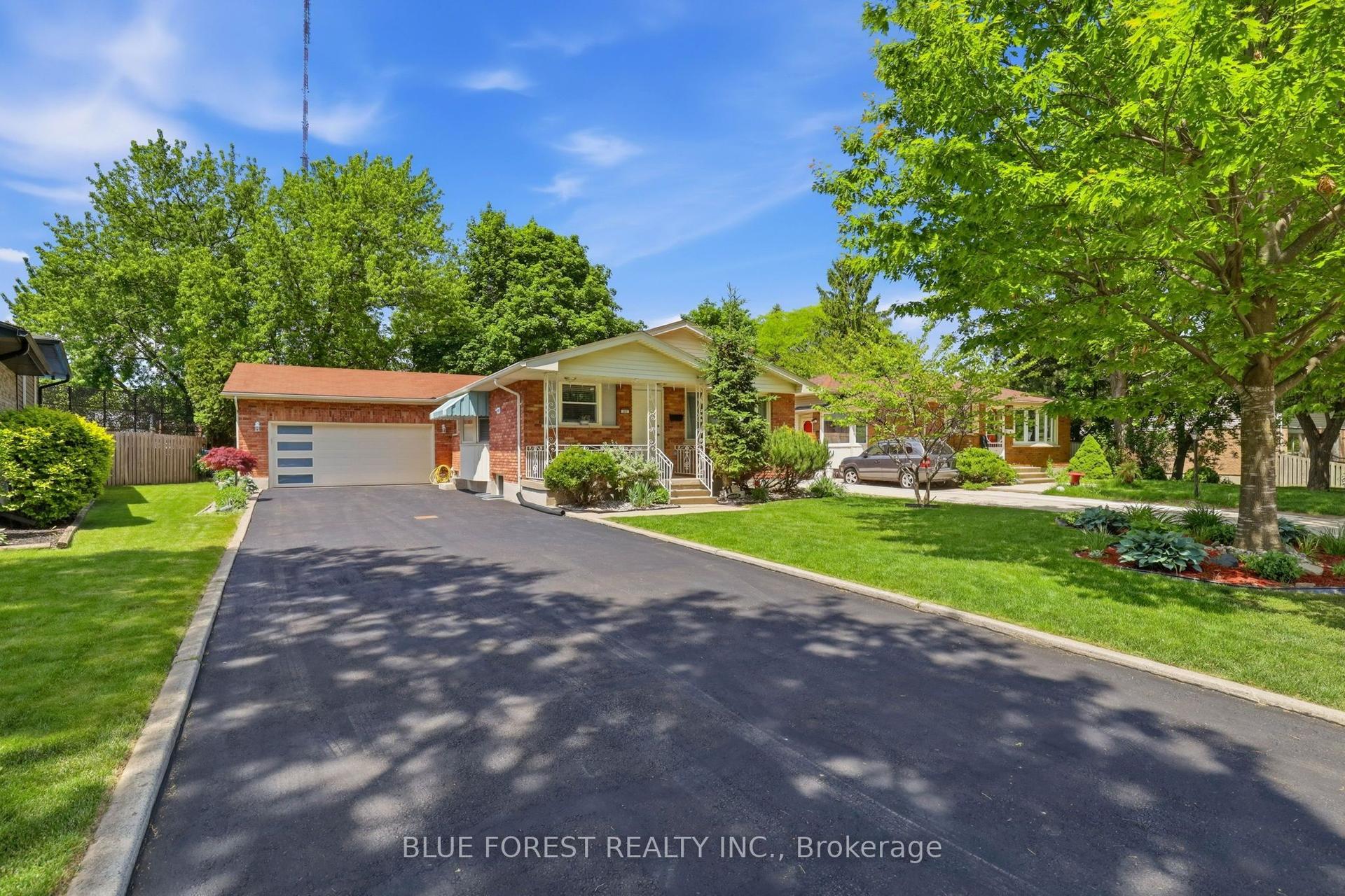 11 Hillsborough Road, London South — Detached for sale, photo 1
